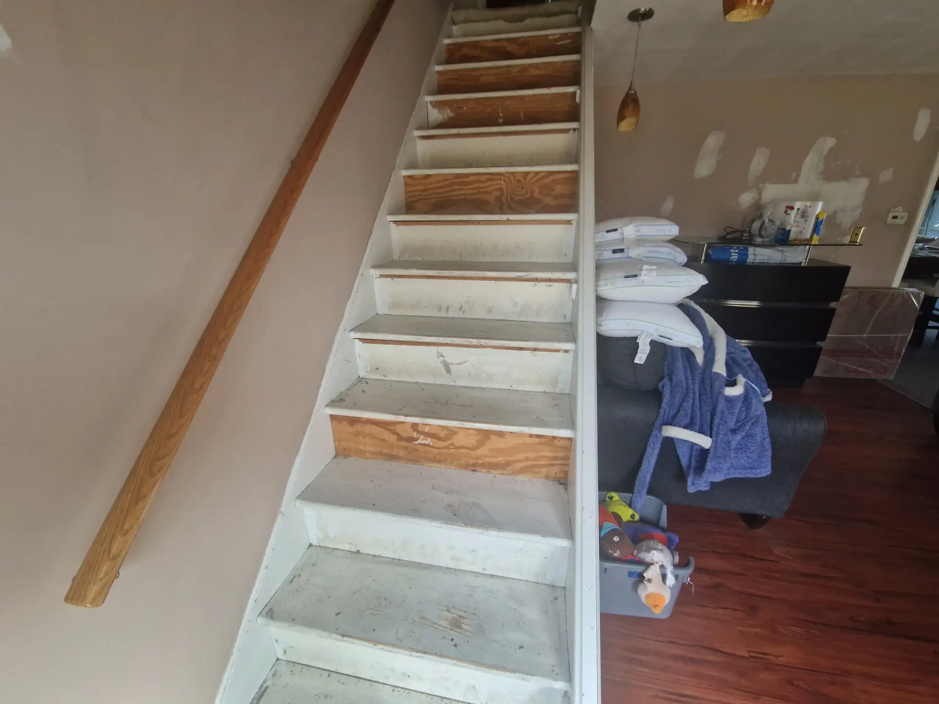picture of stairway needing work, putting hand rail